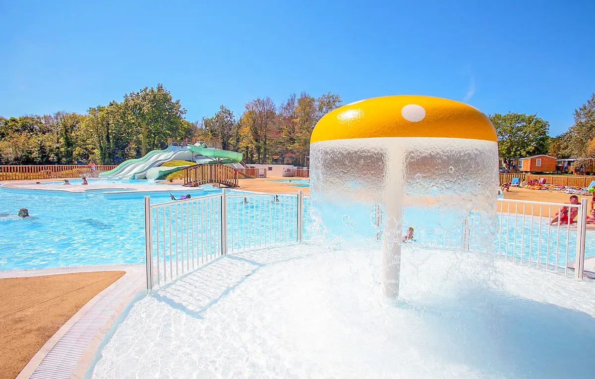 camping le vorlen flower avec piscine fouesant
